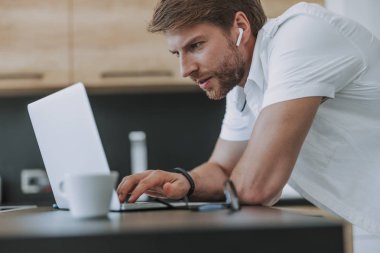 Yeni projesi üzerinde çalışan konsantre adam