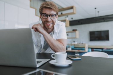 Neşeli adam yeni makale üzerinde çalışıyor