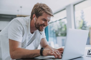 Gülümseyen adam internette iş arkadaşları ile iletişim