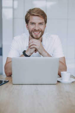 Yakışıklı freelancer onun hafif mutfakta çalışan