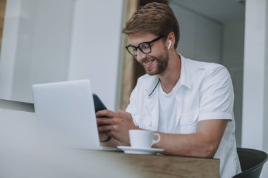 Mutlu adam arkadaşlarına komik mesajlar göndererek