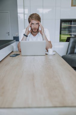 İşi yanlış yaptığını anlayan adam