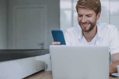 Genç adam arkadaşlarına mesaj atıp onları davet ediyor.