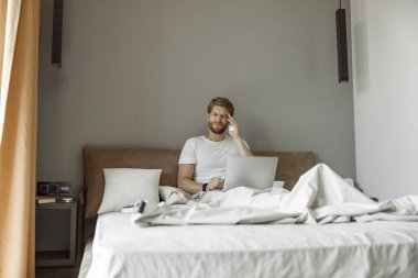 Evde yalnız olmak için baş ağrısını ayırmaktan muzdarip olan adam