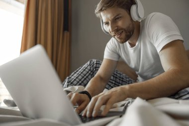 Sabah arkadaşlarıyla mesajlaşıyor