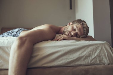 Günün ortasında şekerleme yapıyor