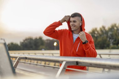 Bir köprüde neşeli genç erkek atlet