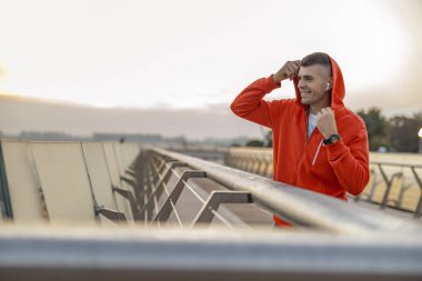 Önünde bakan memnun adam