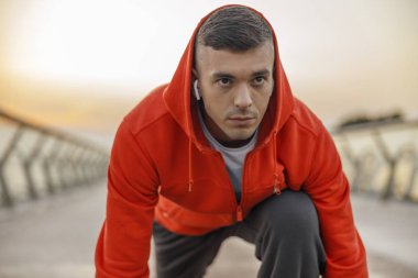 Odaklanmış erkek koşucu onun önünde bakıyor