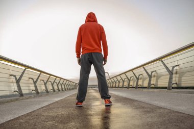 Yaya köprüsünde duran kafkas sportif adam