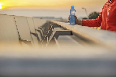 Plastik şişe su ile adam