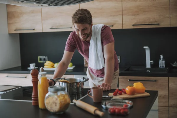 Cocinero sonriente decidiendo qué preparar para la cena — Foto de Stock