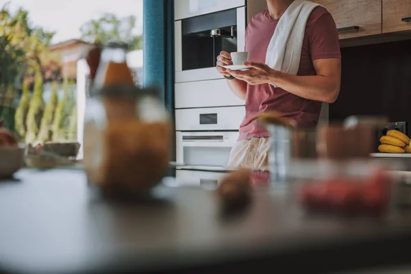 Man genieten van zijn lekkere kopje koffie — Stockfoto