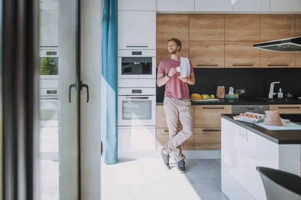 Bonito homem tendo seu café aromatizado sozinho — Fotografia de Stock