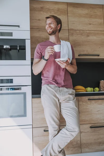 Hombre guapo siendo feliz en la mañana — Foto de Stock