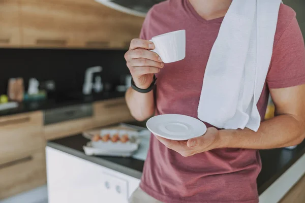 Café acabado de fazer nas mãos de um homem — Fotografia de Stock