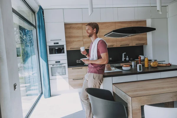 Man drinking coffee in his modern kitchen — Stock Photo, Image