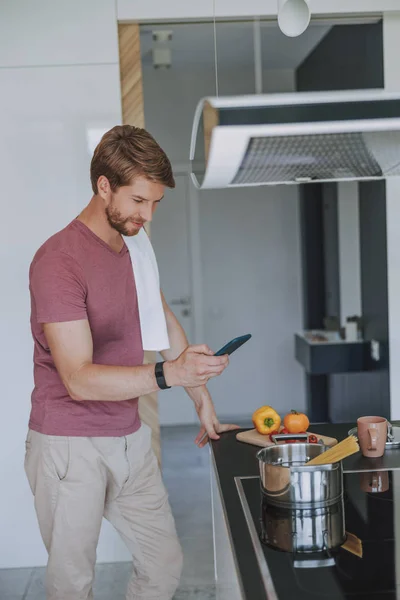 Man being satisfied with his cooking skills — Stock Photo, Image