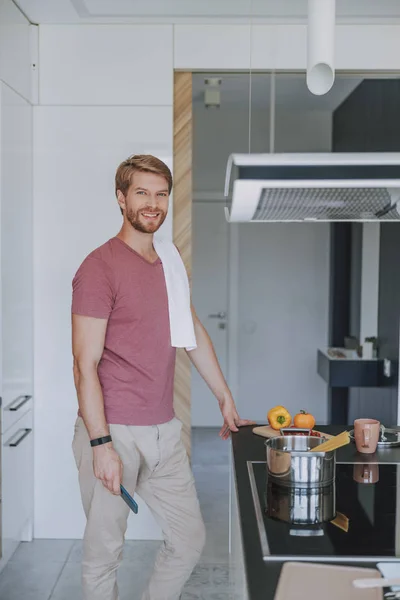 Homem feliz cozinhar jantar antes de sua data — Fotografia de Stock