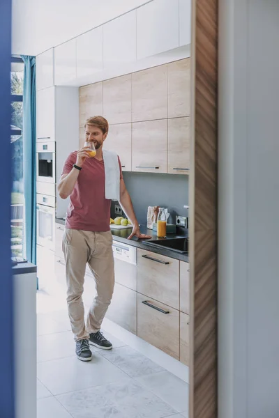 Sorrindo homem esperando por seus amigos chegar — Fotografia de Stock