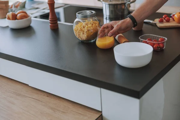 Homem preparando produtos antes de fazer seu café da manhã — Fotografia de Stock