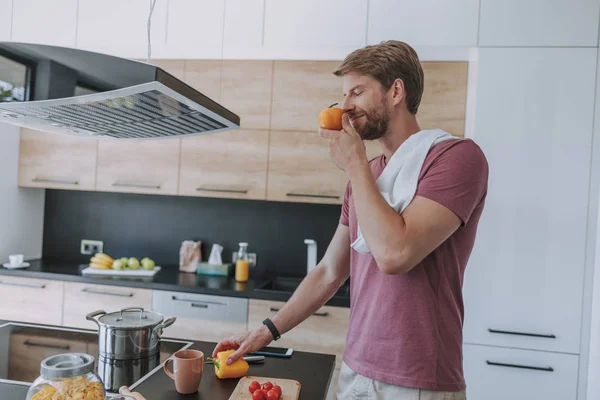 Young man being happy preparing dinner by himself — Stock Photo, Image