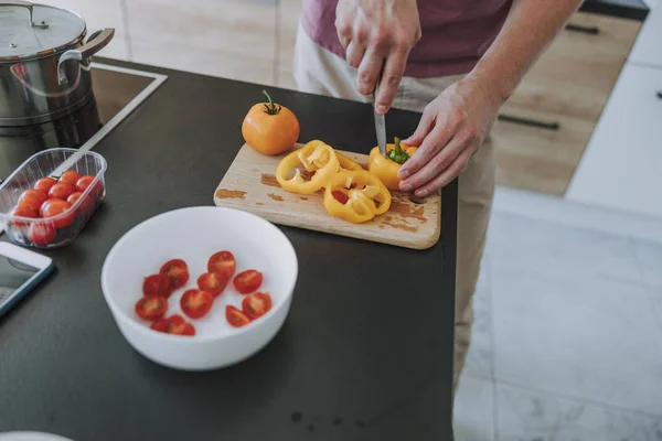 Cook aprító zöldség előkészítése saláta vacsorára — Stock Fotó