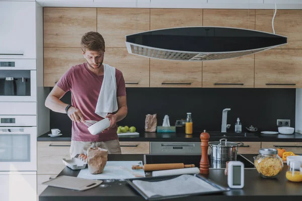 Concentrated cook making food in his kitchen — Stock Photo, Image