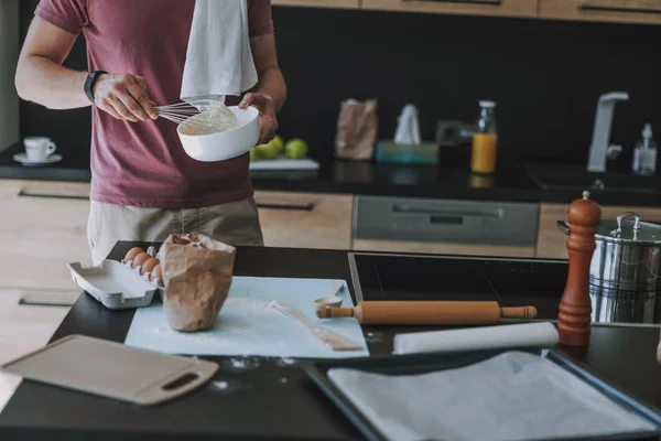 Man preparing his breakfast in the kitchen — Stock Photo, Image