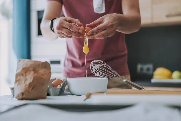 Cozinhe fazendo massa antes de assar sua pastelaria — Fotografia de Stock