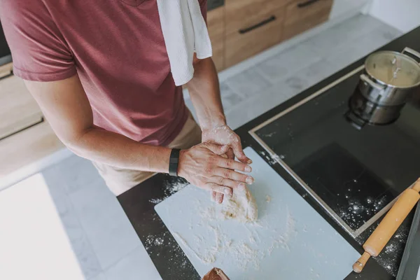 Cocinar terminando de trabajar con masa antes de hornear — Foto de Stock