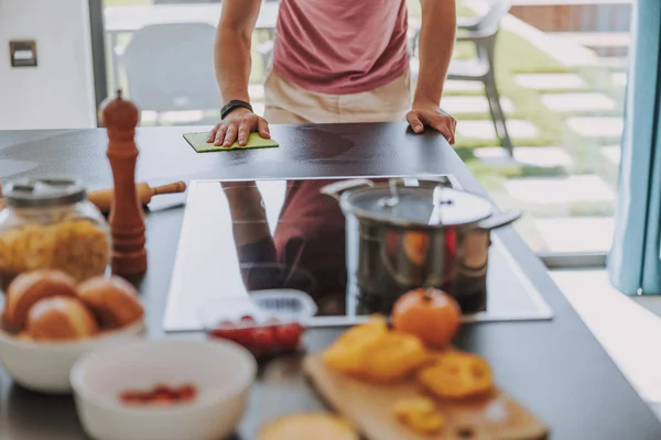 Cozinhe terminando o processo de preparação de alimentos — Fotografia de Stock