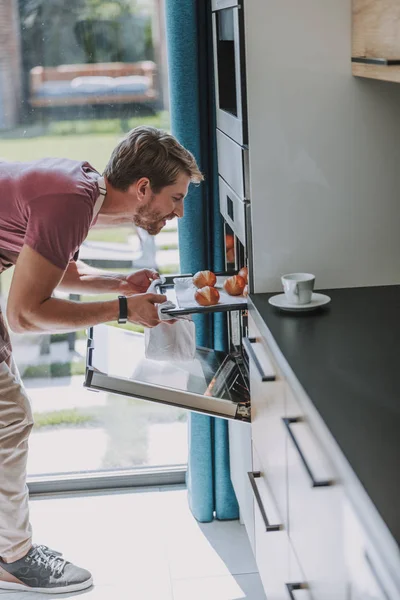 Cocinero atento mirando de cerca su pastelería — Foto de Stock