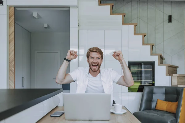 Homem sendo extremamente feliz no final do dia de trabalho — Fotografia de Stock