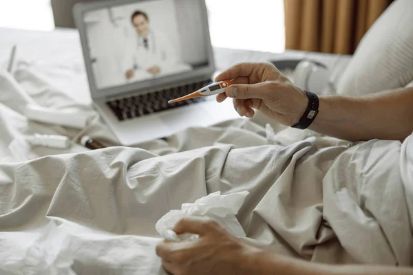 Man consulting with his doctor on Internet — Stock Photo, Image