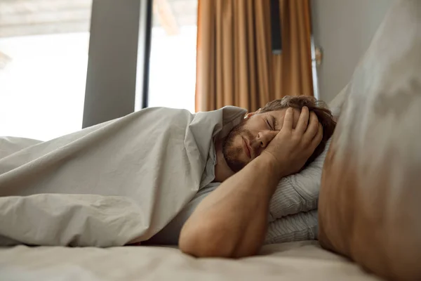 Mann hat keine Lust aufzuwachen — Stockfoto