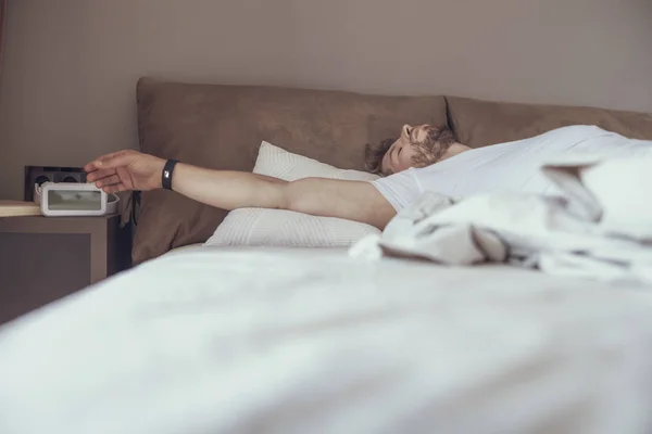 Joven macho durmiendo solo en su cama —  Fotos de Stock