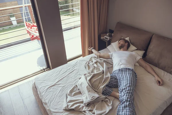 Joven durmiendo una siesta al mediodía — Foto de Stock