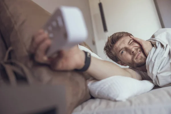 Hombre somnoliento tratando de despertar — Foto de Stock