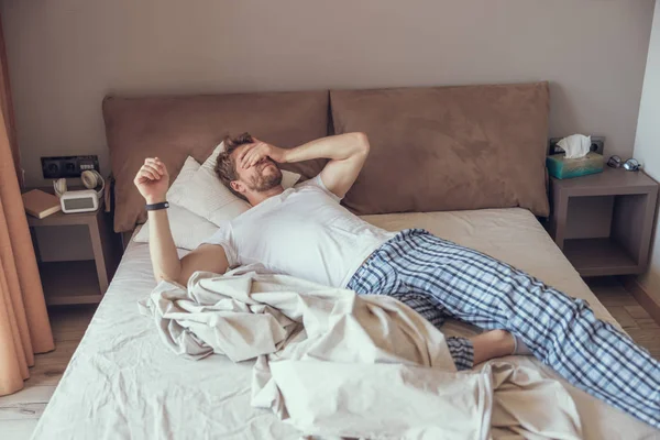 Hombre despertando después de su larga siesta — Foto de Stock