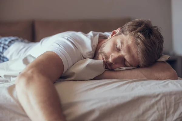 Hombre guapo que se queda dormido por la mañana — Foto de Stock