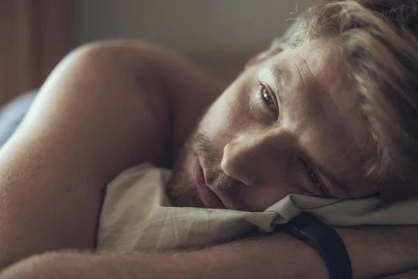 Hombre guapo despertando después de su siesta — Foto de Stock