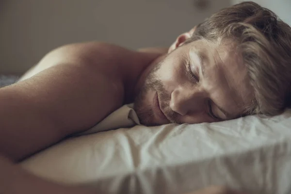 Красивый молодой человек спит крепко по утрам — стоковое фото