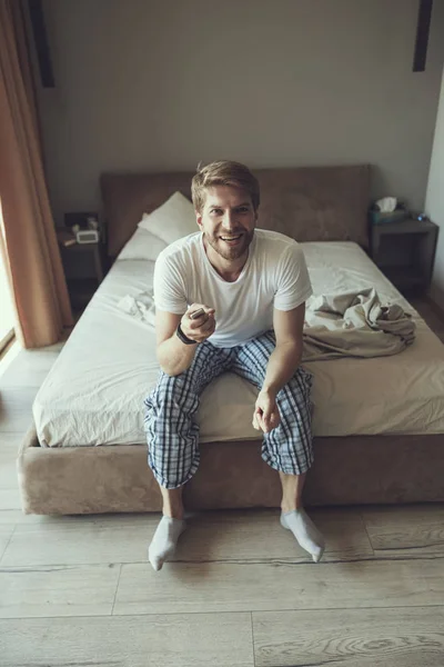 Hombre viendo divertidos programas de televisión y riendo — Foto de Stock