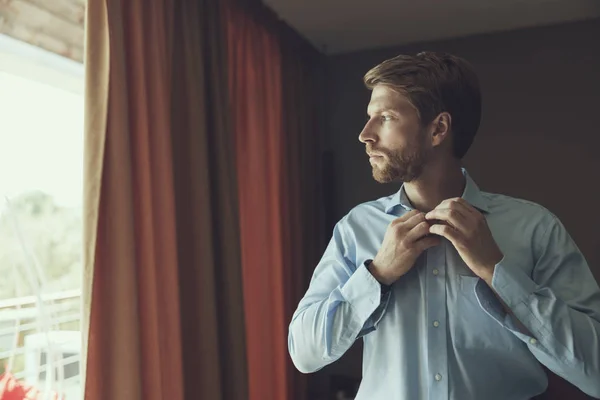 Hombre serio preparándose para ir a trabajar —  Fotos de Stock