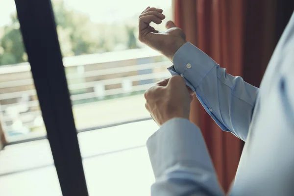 Hombre mirando a la ventana y preparándose — Foto de Stock