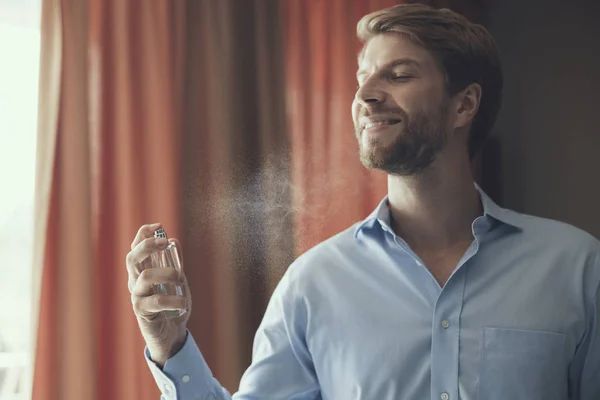 Hombre feliz disfrutando de la fragancia de su nuevo perfume — Foto de Stock