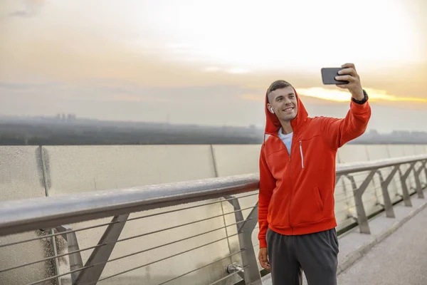 Ο άνθρωπος που παίρνει μια selfie σε μια γέφυρα — Φωτογραφία Αρχείου