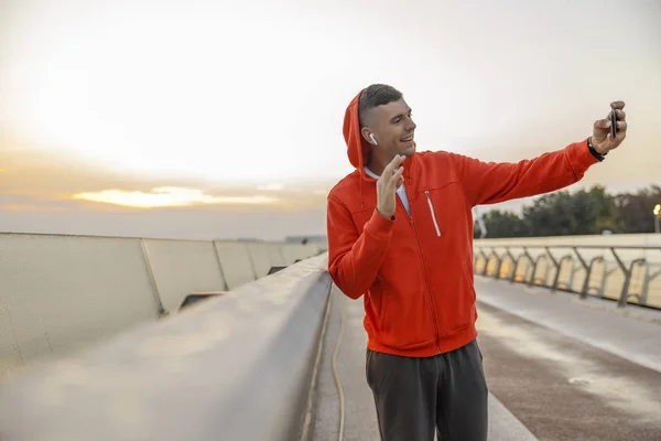 Usměvavý chlapeček, který si bere — Stock fotografie