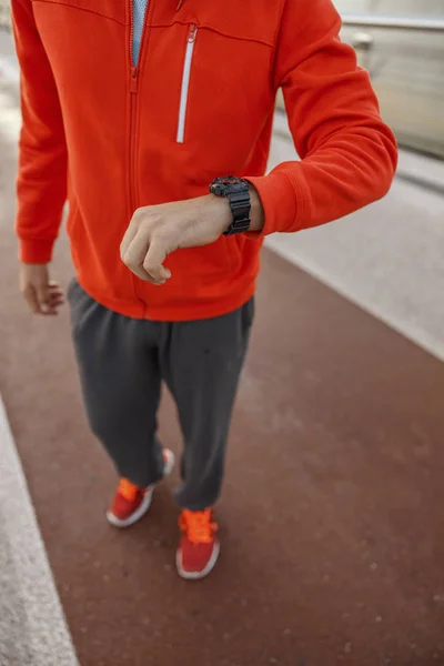 Mężczyzna sportowiec sprawdzanie sportowy zegarek na zewnątrz — Zdjęcie stockowe